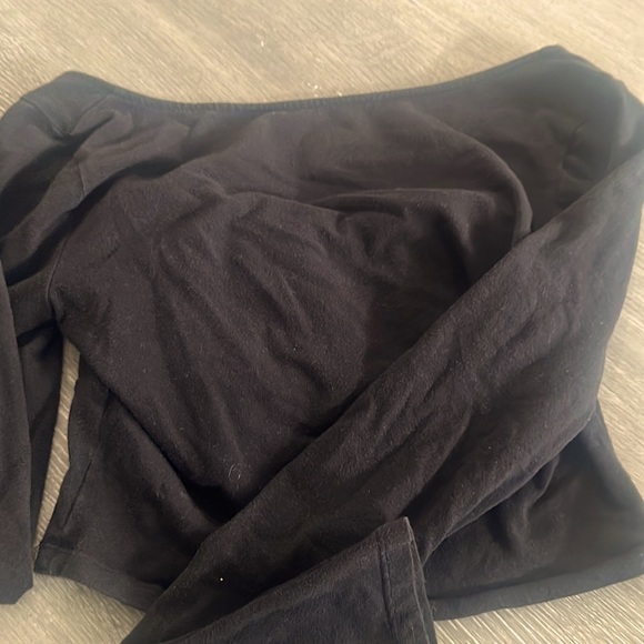 soft black crop long sleeve w rucched bust! - Picture 2 of 3